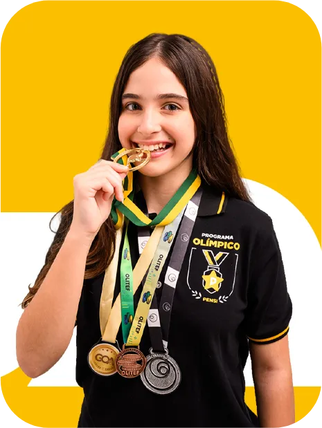 Aluna dos Anos Finais sorridente, em ambiente escolar