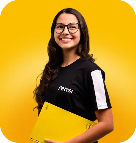 Estudante do curso preparatório do Pensi sorrindo, segurando material didático amarelo